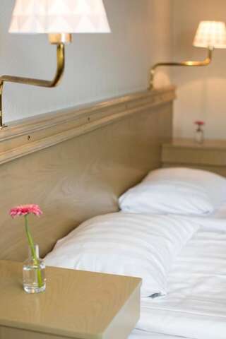 Отель Hotel Adlon Мариехамн Стандартный двухместный номер с 2 отдельными кроватями-9